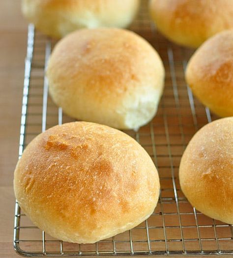 How to Make Your Own Hamburger Buns Homemade Bread Recipes, Homemade Burger Buns, Picture Food, Hamburger Bun Recipe, Homemade Hamburger Buns, Homemade Buns, Homemade Hamburger, Homemade Hamburgers, Homemade Burgers