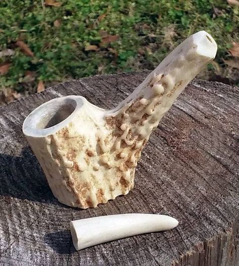 Deer Antler Crafts Ideas, Deer Horns Decor, Deer Horn Ideas, Deer Antler Pipe, Deer Antler Ideas, Antler Pipe, Antler Projects, Deer Antler Crafts, Antler Ideas