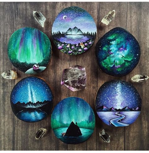 Love these paintings on tree bark Diy Pebble Art, Seashell Painting, Painted Rocks Diy, Rock Painting Patterns, Rock Painting Designs, Stone Crafts, Rock Painting Art, Seashell Crafts, Hand Painted Rocks