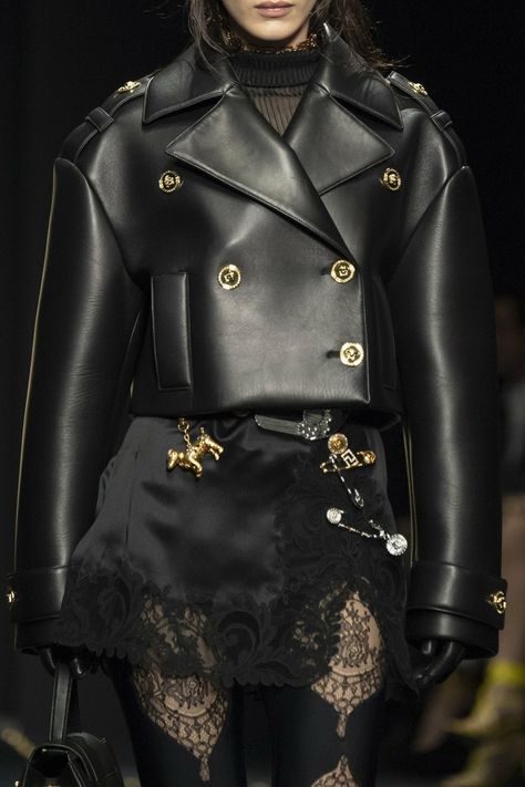 Versace 2019, Runway Fashion Vintage, Alternate Universe, Versace Fashion, Runway Pictures, Fashion 2018, Runway Models, New Classic, Milan Fashion Week