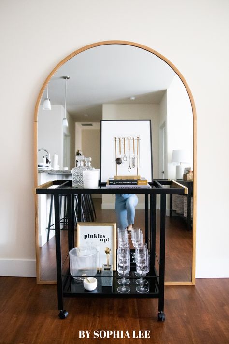 This bar cart is everything I was looking for. I wanted something classy while sticking to a budget so I'm so glad I found this bar cart decor post! Small Apartment Living Room Ideas, Small Apartment Hacks, Apartment Living Room Ideas, Sophia Lee, Small Apartment Bedrooms, College Apartments, Small Living Room Layout, Apartment Decorating On A Budget, Bar Cart Styling