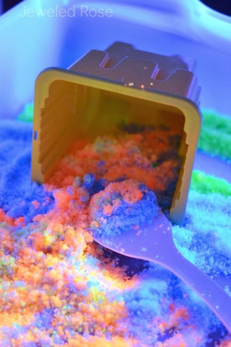 Fun Glow-in-the-Dark Sand Recipe | Can you think of anything more fun than a glowing moon sand recipe that you can use while playing with the kids? Hydrophobic Sand, Glow In The Dark Sand, Sands Recipe, Glow Crafts, Moon Sand, Glowing Moon, Magic Sand, Sand Crafts, Sand Painting