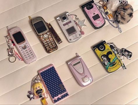 Flip Phone Accessories, Old Flip Phone, Flip Phone Aesthetic, Retro Gadgets, Retro Phone, Vintage Phones, Phone Aesthetic, 2000s Aesthetic, Flip Phone