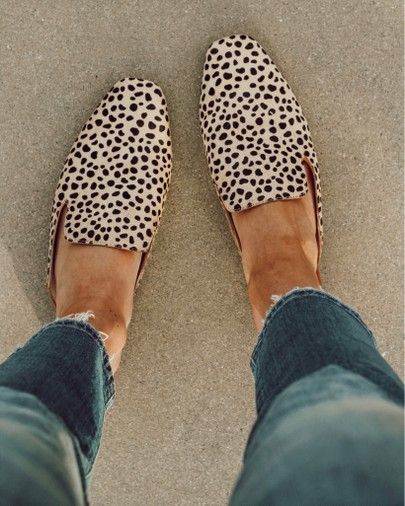 Mules Shoes Outfit, Jeans Womens Fashion, Leopard Print Shoes Outfit, Leopard Shoes Outfit, Mule Shoes Outfit, Women 30s, Mules Outfit, Summer Outfits Women 30s, Leopard Mules