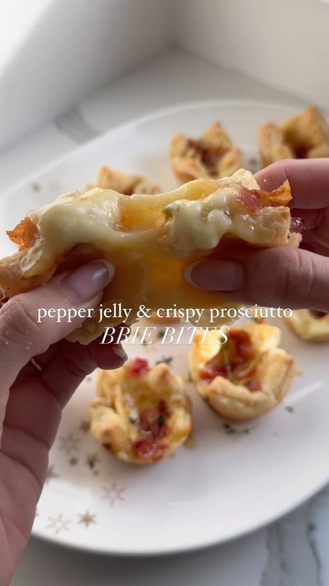 Pepper Jelly Brie, Prosciutto Puff Pastry, Brie Bites Puff Pastry, Puff Pastry Brie, Pastry Brie, Easy Appetizers Recipes, Brie Puff Pastry, Crispy Prosciutto, Brie Bites