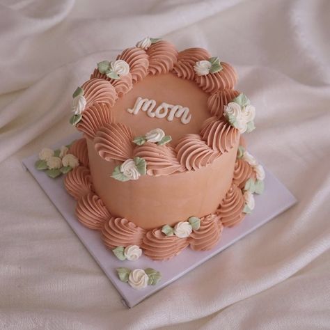 Cute Mother’s Day Cake, Mothers Day Lunch Box Cake, Mother Day Cakes Ideas, Small Mothers Day Cake, Pretty Cake Decorating Ideas, Mother’s Day Heart Cake, Mother’s Day Mini Cake, Mother’s Day Cakes Ideas, Pretty Mother’s Day Cakes