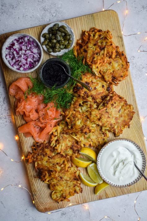 Latkes With Caviar, Latke Toppings, Latke Board, Salmon And Caviar, Christmas Baking Recipes Easy, Hanukkah Ideas, Christmas Baking Easy, Brunch Board, Hanukkah Dinner