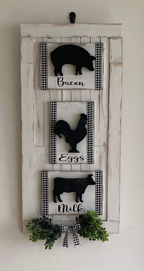 Chicken Kitchen Decor Diy, Farmhouse Diy Signs, Country Craft Ideas, Estilo Farmhouse, Diy Farmhouse Ideas, Chicken Wire Crafts, Rustic Farmhouse Kitchen Decor, Diy Farmhouse Style, Chicken Crafts