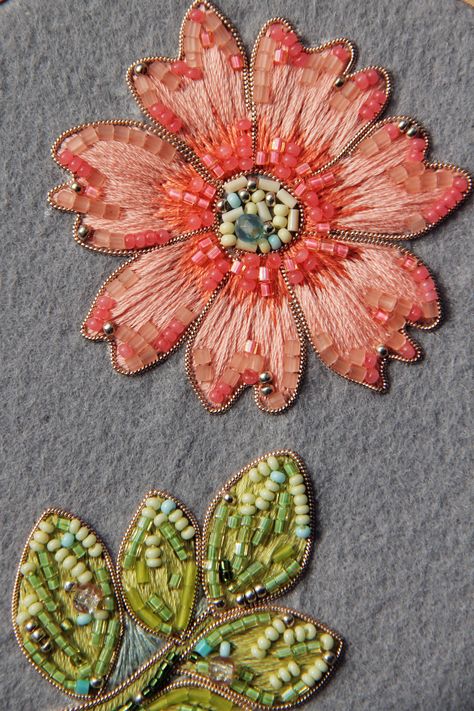 Beaded Embroidery Flower, Beaded Flower Embroidery, Bead Work On Fabric, Embroidered Brooches, Hand Beaded Embroidery, Bead Embroidery Tutorial, Hand Embroidery Patterns Flowers, Couture Embroidery, Handmade Embroidery Designs