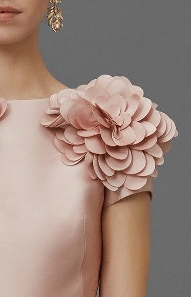 Beautiful shoulder detail                                                                                                                                                                                 Más Projek Menjahit, Fall Fashion 2016, Couture Details, Zuhair Murad, Marchesa, 2016 Fashion, Mode Inspiration, Fashion Details, Couture Fashion