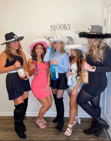 Carnaval Cowgirl, Glittery Cowgirl Costume, Cowgirl Outfits Carnaval, Space Cowgirl Halloween Costumes Bachelorette Party, Cowgirls Halloween, Group Costume Ideas, Space Cowgirl, Group Costumes, Costume Ideas