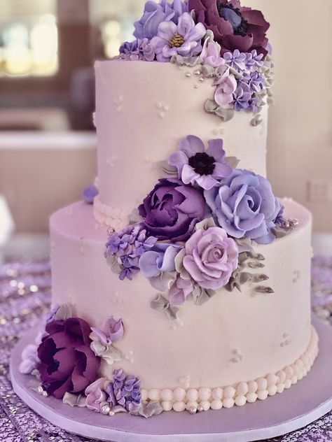 Royal Icing Flowers on Cake — Let Them Eat Cake Lilac Cake Wedding, White And Purple Cake Design, Purple Flowers Wedding Cake, Lavender And Pink Wedding Cake, Lavender Wedding Cake Ideas, Light Purple Wedding Cake, Gorgeous Cakes Birthday Beautiful, Lilac Cake Ideas, Icing Flowers On Cake