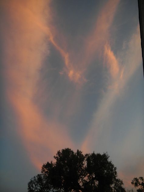 Heart or angel? Agape Aesthetic, Healing Heart Aesthetic, Agape Love Aesthetic, Heart In Sky Aesthetic, Sunset Heart Wallpaper, Angel On Earth Aesthetic, Heart Sunset Aesthetic, Heart With Wings Wallpaper, Agape Love