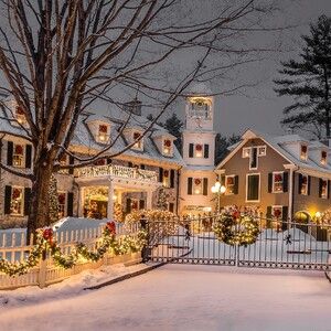 Classy House, Exterior Christmas Lights, Christmas Lights Outside, White Christmas Lights, Christmas House Lights, Lights Ideas, Collection Ideas, Traditional Colonial, Christmas Decorations For Kids