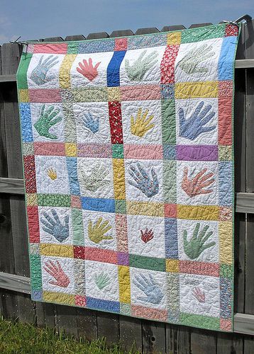 Awe...how sweet! Handprint Quilt - Cool Memory quilt idea Handprint Quilt, Family Tree Quilt, Birthday Quilt, Quilt Instructions, Making A Quilt, Auction Projects, Baby Daughter, Super Secret, Tree Quilt