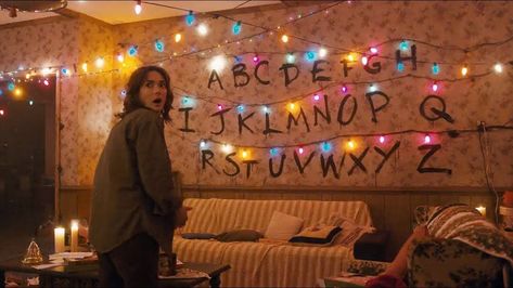 joyce in stranger things: season 1: where is my boy? 👽⁉️ season 2: what's wrong with my boy? 😥⁉️ season 3: what's wrong with my magnets? 🧲⁉️ season 4: where is hopper? ❄️⁉️ Stranger Things Season One, Joyce Stranger Things, Stranger Things Wall, Stranger Things Lights, Stranger Things Christmas, Universal Studios Halloween, Meme Reaction, Joyce Byers, Stranger Things Halloween