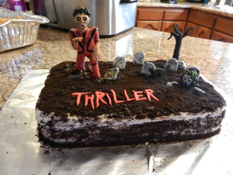 Michael Jackson's Thriller - Red velvet cake with cream cheese frosting and oreo crumbs for the dirt.  My friend Arturo is a huge Michael Jackson fan and wanted this cake for his birthday, which is very close to Halloween. Thriller Birthday Party, Michael Jackson Cake, Michael Jackson Party, Bolo Minnie, Michael Jackson Thriller, Cake Central, Velvet Cake, Red Velvet Cake, Cake With Cream Cheese