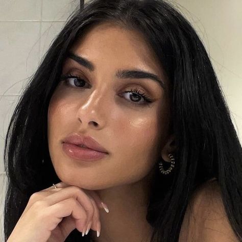 Tanned Makeup Look, Middle Eastern Makeup Natural, Italian Face Claims Female, Middle Eastern Makeup Looks, Tan Girl Makeup, Middle Eastern Face Claim, Tan Skin Makeup Looks, Middle Eastern Girl Aesthetic, Middle Eastern Nose