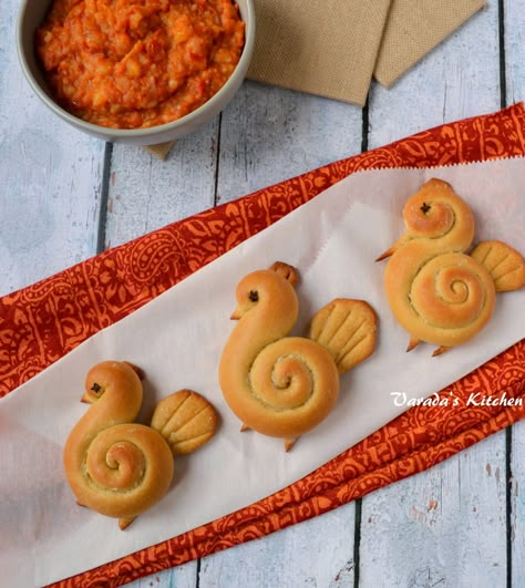 Shaped Dinner Rolls, Decorações Com Comidas, Bread Shaping, Bread Art, Dinner Rolls Recipe, Bread Bun, Fun Kids Food, Rolls Recipe, Food Humor