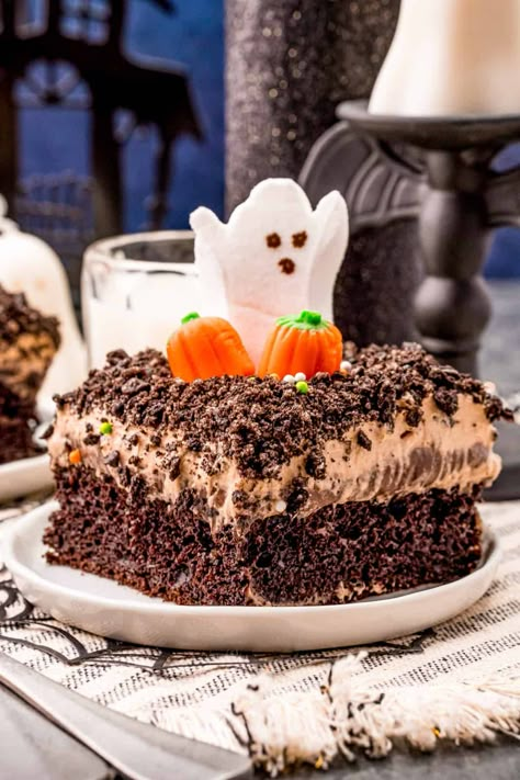 Halloween Dirt Cake, Pumpkin Candies, Ghost Peeps, Work Desserts, Halloween Dirt, Oreo Ideas, Halloween Cooking, Dirt Cake Recipes, Sopapilla Cheesecake Bars