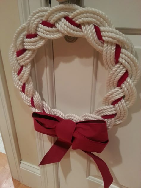 Coastal Rope Decor, Braided Rope Wreath, Nautical Rope Wreath Diy, Lobster Rope Crafts, Nautical Christmas Wreath, Nautical Rope Crafts, Rope Wreath Diy, Rope Wreath, Winter Wreath Diy