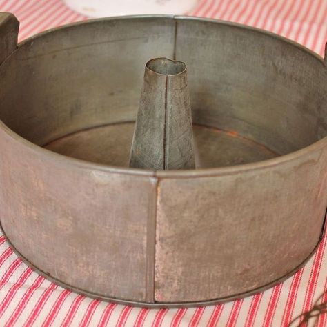 Angel Food Cake Pan, Repurposed Items, Vintage Junk, Angel Food, Cake Tins, Unique Crafts, Easy Crafts For Kids, Vintage Cake, Handmade Home Decor