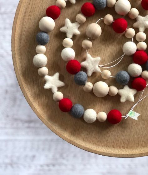 Felted Garland Christmas, Christmas Wool Garland, Felt Ball Christmas Garland, Wool Ball Garland, Felt Ball Crafts Christmas, Needle Felting Garland, Needle Felted Christmas Garland, Needle Felt Garland, Felted Garland