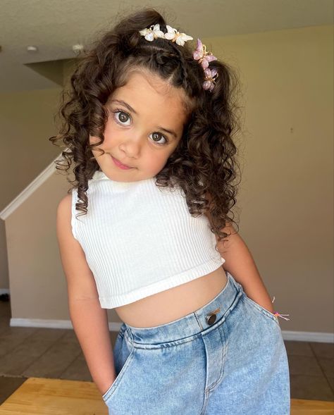 Easy toddler hairstyle Toddler Girl Hairstyles Curly, Toddler Curly Hair, Curly Hair Baby, Baby Girl Hairstyles Curly, Easy Toddler Hairstyles, Quick Hairstyle, Cute Toddler Hairstyles, Easy Little Girl Hairstyles, Curly Kids