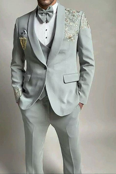 Discover the elegant guest style for men.#dapperweddinglook #weddingoutfits Grey 3 Piece Suit Men Wedding, 3 Piece Suits For Men Stylish, Mens Tuxedo Wedding Unique, 5 Piece Suit Mens Fashion, Tuxedo Designs For Men, Grey Tuxedo For Men, Silver Suit For Men, Designer Coat Pant For Men, Tuxedo For Men Prom