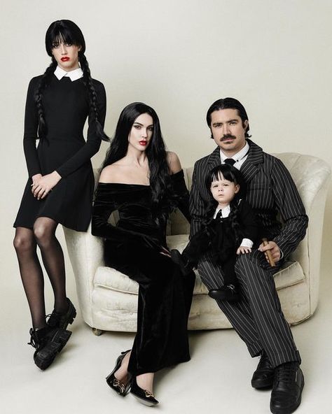 Addams Halloween Costume, Halloween Costumes Addams Family, Addams Family Photoshoot Ideas, Wednesday Couple Costume, Addams Family Outfit, Goth Family Photoshoot, Adams Family Photoshoot, Monster Family Costumes, Adam’s Family Couple Costume Diy