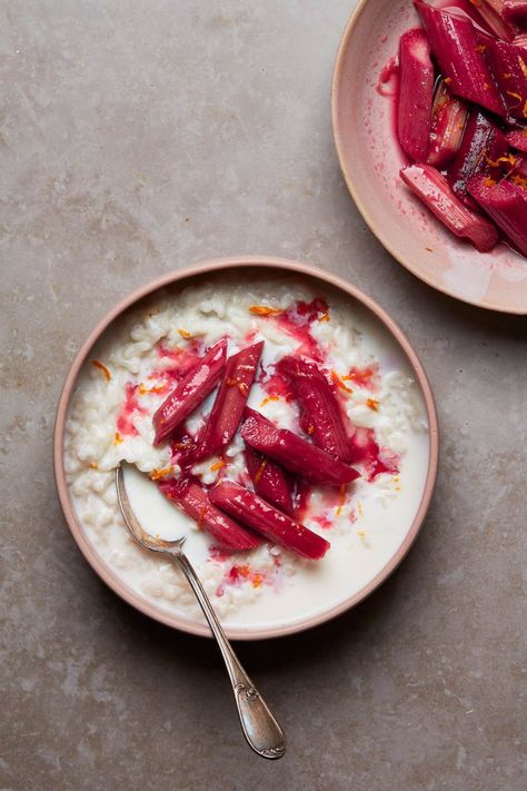 Vegan Rhubarb, Creamy Rice Pudding, Rhubarb Compote, Rice Pudding Recipe, Comfort Desserts, Mango Sticky Rice, Creamy Rice, Ceramic Baking Dish, Sushi Rice