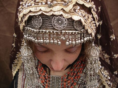 If you are getting married it is a must to have traditional Yemeni wedding jewelry and clothes. The picture displays a coral necklace and antique Jewish silver. It is important to have traditional Sana’ani embroidered dress and an outer cover called a sitara. Yemeni Wedding, Simple Silver Jewelry, Jewelry Editorial, Jewelry Photoshoot, Silver Rings With Stones, Head Dress, Silver Jewelry Fashion, Yemen, Jewelry Organizer