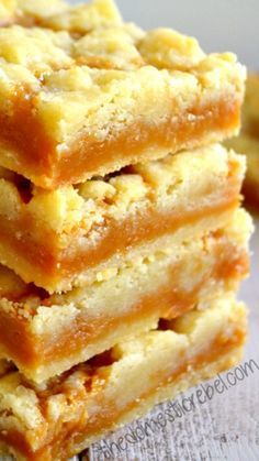 Salted Caramel Butter Bars ~ Buttery, soft crumb bars filled with salted caramel.. it's irresistible! Salted Caramel Butter Bars, Caramel Butter Bars, كريم بروليه, Resep Vegan, Caramel Butter, Crumb Bars, Butter Bars, Bar Recipe, Cake Bars