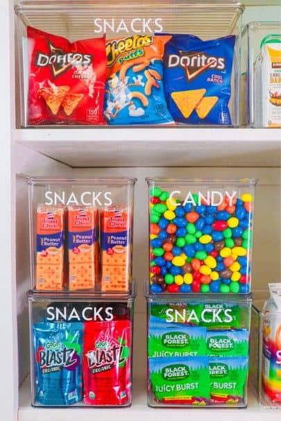 35 Snack Organization Ideas for The Pantry and Fridge » Lady Decluttered Snack Cabinet Ideas, Snack Cabinet Organization, Simple Closet Organization Ideas, Snacks Drawer, Snack Storage Ideas, Snack Organization Ideas, Simple Closet Organization, Candy Cabinet, Organisation Station