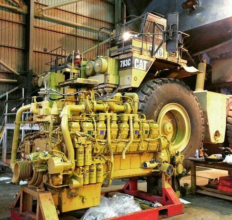 Heavy Duty Mechanic, Heavy Equipment Mechanic, Cat Equipment, Aesthetic Bike, Mechanic Engineering, Caterpillar Equipment, Cat Engines, Caterpillar Engines, Diesel Mechanics