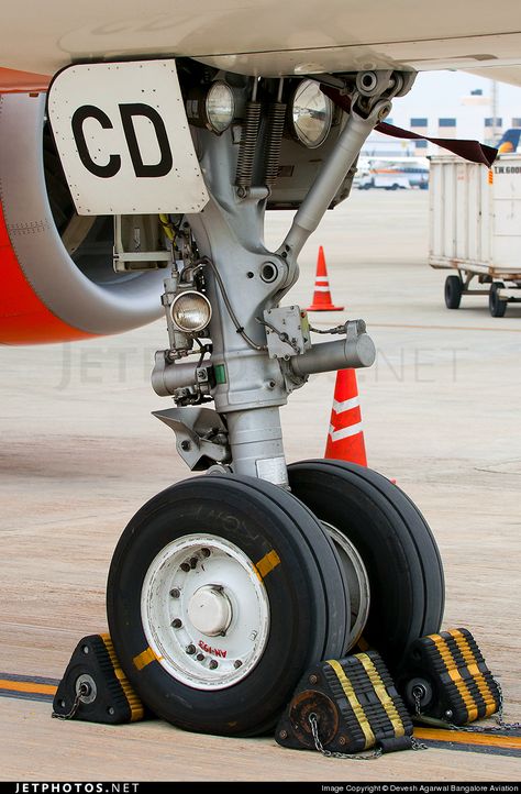 Nose landing gear. Airbus A319-112 VT-SCD 1668 Bangalore Bengaluru Int'l Airport - VOBL Aircraft Landing Gear, Mech Joints, Starwars Vehicle, Airplane Landing, Helicopter Plane, Boeing 787 Dreamliner, Airplane Wallpaper, Mechanical Parts, Gas Turbine