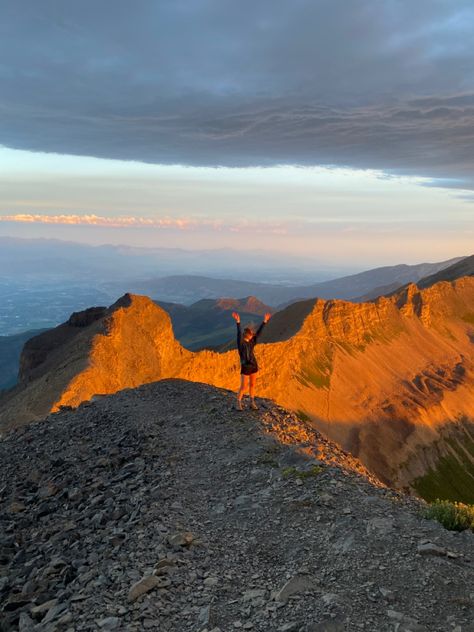 Hiking Mountain Aesthetic, Sunrise Hike Aesthetic, Granola Lifestyle, Mountain Hiking Aesthetic, Sunrise Hike, Mountain Summit, Life In Paradise, Running Photography, Sunrise Mountain