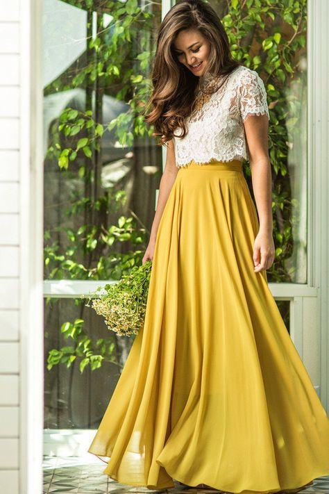 The best Shirts to Wear with Maxi Skirts all year long 2 Piece Lace Dress, Brokat Modern, Sukienki Maksi, Yellow Maxi Skirts, Áo Blu, Skirt Diy, Full Maxi Skirt, Prom Dresses Yellow, Yellow Maxi