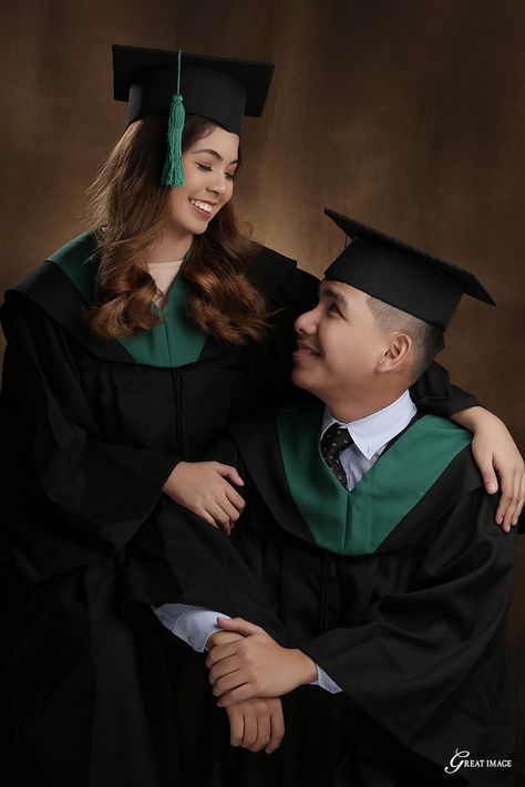 Couple Graduation Pictures Studio, Graduation Pictorial Pose, Graduation Pictorial Studio, Graduation Couple Photoshoot, Creative Shot For Graduation Studio, Couple Graduation Photoshoot, Couple Shots Photography, Grad Photos Couple, Pictures For Couples