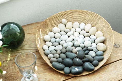 Pebble Display Ideas, Rock Display Ideas Diy, How To Display Rocks, Decorating With Natural Elements, Display Seashells, Decorating With Nature, Greenhouse Studio, Accent Table Decor, Cheap Garden