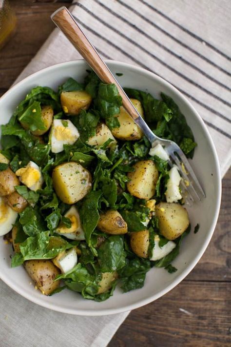 Garlic Roasted Potato, Spinach, and Egg Salad Pasti Fit, Potato Spinach, Sommer Mad, Roasted Potato, Egg Salad Recipe, Makanan Diet, Food Diy, Spinach Salad, Egg Salad