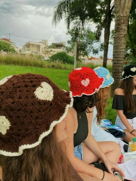 Crochet Bucket Hats, Fluffy Bucket Hat, Bucket Hat Pattern, Heart Crochet, Chunky Knit Hat, Mode Crochet, Crochet Bucket, Crocheted Hats, Crochet Bucket Hat