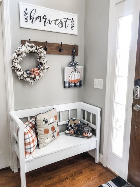 Fall buffalo check entry way with black, white and orange decor Buffalo Decor, Diy Farmhouse Decoration, Entry Bench, Casa Country, Orange Decor, Bench Decor, Farmhouse Decoration, White And Orange, Entry Way