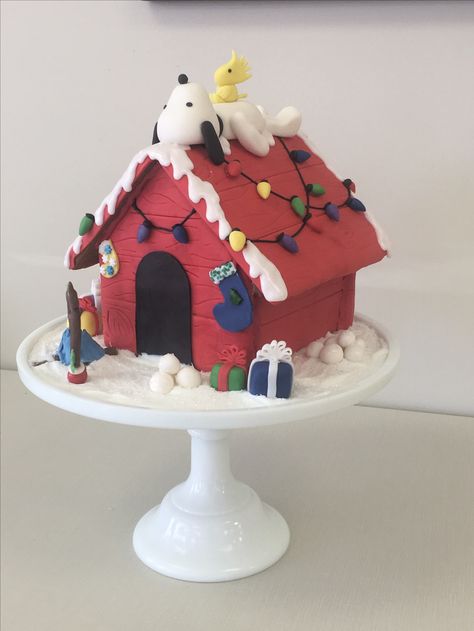 Snoopy inspired gingerbread house Diy Gingerbread House, Homemade Gingerbread House, Gingerbread House Ideas, Ginger Bread House Diy, Cool Gingerbread Houses, Diy Gingerbread, Gingerbread Dough, Homemade Gingerbread, Gingerbread House Parties