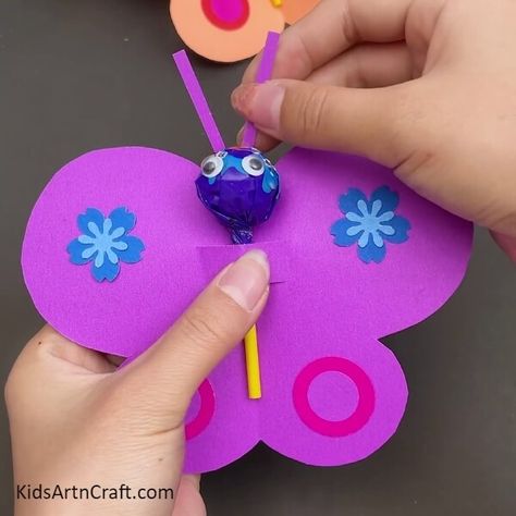 Cute Butterfly Lollipop Packing Ideas For Beginners Check more at https://www.kidsartncraft.com/butterfly-lollipop-tutorial/ Butterfly Lollipop, Packing Ideas, Cute Butterfly, Lollipop