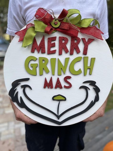 Grinch Door Hangar Grinch Door Hanger, Grinch Door, O Grinch, Winter Door Hanger, Grinch Decorations, Grinch Christmas Party, Door Hanger Christmas, Whoville Christmas, Grinch Christmas Decorations