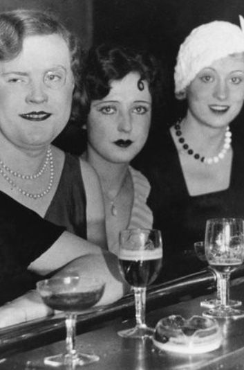 about 1930- transvestites at the Eldorado nightclub in Berlin Le Monocle, Underground Club, Fritz Lang, Burlesque Show, Project Inspiration, Cabaret, Night Club, Night Life, 20th Century