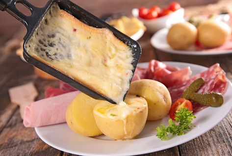 De délicieux morceaux de charcuterie et des pommes de terre recouvertes de fromage fondu… Difficile de résister à une raclette durant les longues soirées d’hiver. Mais comment faire pour la rendre plus légère ? L’animatrice Julie Andrieu partage ses conseils. Raclette Dinner Party, Pizza Raclette, Easy Cheese Fondue, Raclette Originale, Raclette Recipes, Beer Cheese Fondue, Raclette Party, Raclette Cheese, Fondue Recipes Cheese