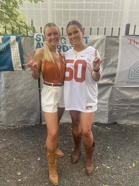 Longhorn Gameday Outfit, Texas Longhorns Outfits, Ut Game, College Gameday Outfits, College Tailgating, Texas Football, Ut Austin, Healing Books, College Parties