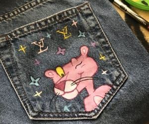 Drawing Ideas Easy For Teens, Drawing On Clothes, Jean Diy, Drops Baby, Painted Clothes Diy, Clothes Drawing, Wrinkled Clothes, Diy Jeans, Denim Art